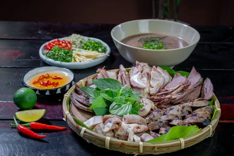Đầu bếp đang lên món